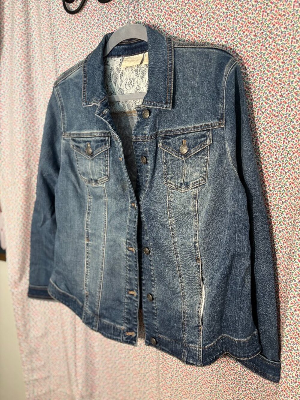 Chico's jean jacket, soft worn denim with lace lining at shoulders Sz2